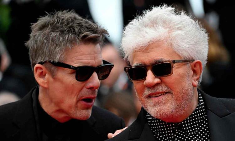 ator Ethan Hawke e o cineasta Pedro Almodvar conversam em Cannes