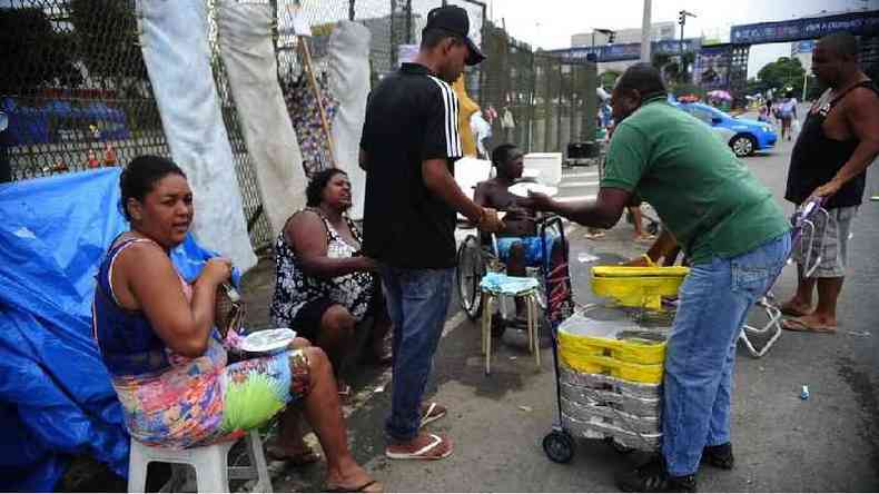 Vendedor ambulante de marmitas no Rio de Janeiro