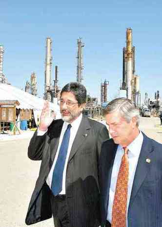 Gabrielli (E), com executivo de Pasadena  poca da compra pela Petrobras: o ex-presidente da estatal ainda defende o negcio feito nos EUA (foto: Reuters/Petrobras - 19/9/06)