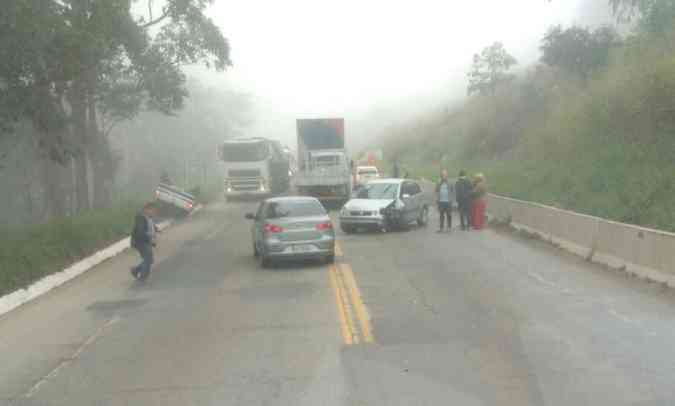 Veculos colidiram em trecho de ultrapassagem proibida na BR-381, sentido Vitria(foto: Divulgao)