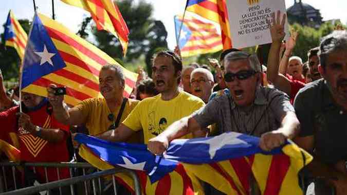 Manifestantes pedem que Parlamento aprove referendo para votar a independncia da Catalunha(foto: JOSEP LAGO / AFP)