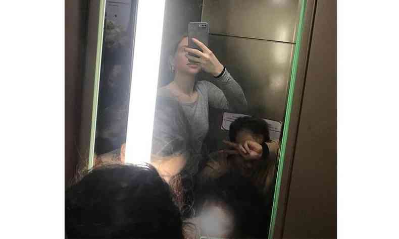 Pelas imagens de dois espelhos  possvel visualizar seis refugiados dentro do banheiro
