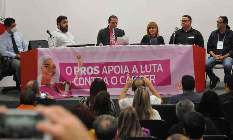 Welinton Prado presidiu a convenção eleitoral do Pros; à frente da mesa uma faixa rosa com os dizeres : O Pros apoia a luta contra o câncer