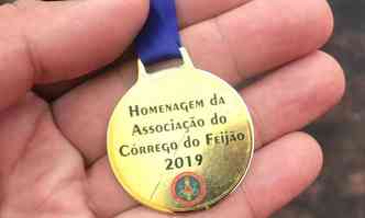 Medalha entregue aos bombeiros pela Associao Comunitria do Crrego do Feijo em homenagem pelos trabalhos de buscas das vtimas do rompimento da barragem(foto: Corpo de Bombeiros/Divulgao)