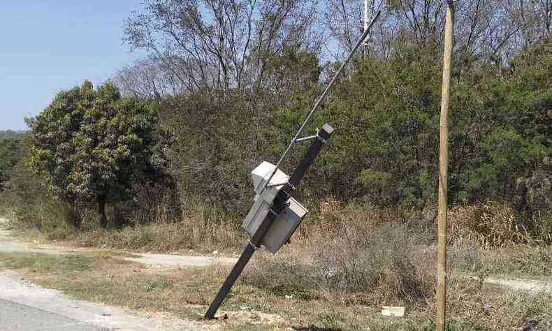 Poste que d sustentao ao radar sofreu avarias, derrubando parcialmente o equipamento(foto: Divulgao/Polcia Militar Rodoviria)