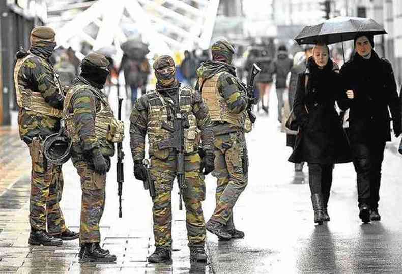 Soldados patrulham rua comercial em Bruxelas: risco iminente de ataque mobiliza operao de guerra(foto: John Tys/AFP)