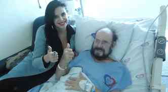 Foto tirara no dia 3 de junho, data em que Z do Caixo teve a primeira alta hospitalar. Ao lado dele est a filha, Liz Marins(foto: Reproduo/Facebook)