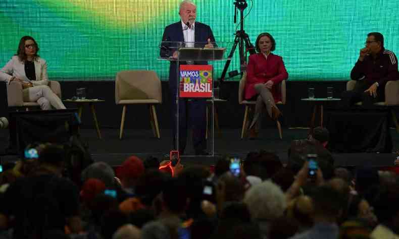 O ex-presidente Luiz Incio Lula da Silva discursa durante o lanamento de sua campanha para as eleies presidenciais de outubro em So Paulo, Brasil, em 7 de maio de 2022
