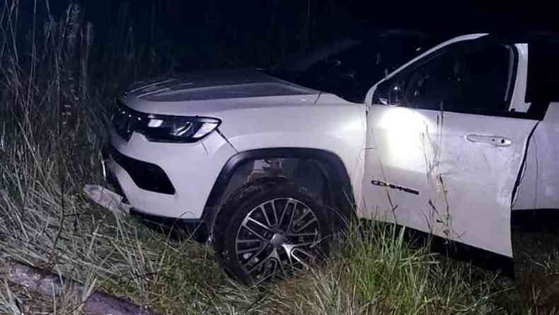 imagem de um jeep compass branco batido