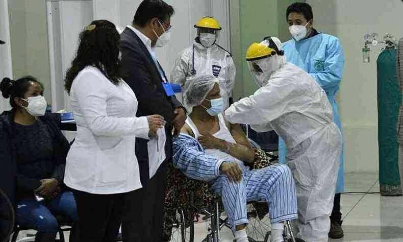 Homem  vacinado em Hospital da Bolvia(foto: Aizar RALDES / AFP)