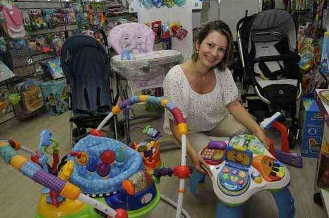 A pediatra Juliana Cordeiro economiza ao alugar brinquedos eletrnicos e acessrios para os trs filhos (foto: Jair Amaral/EM/D.A Press)