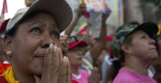 Simpatizante reza em prol da melhora do presidente venezuelano(foto: PHOTO/Raul ARBOLEDA )