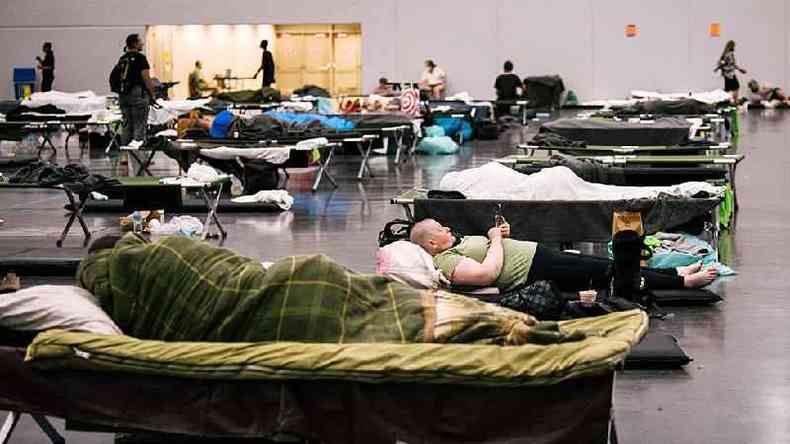 Pessoas descansam em um 'centro de resfriamento' em Oregon, Portland(foto: Getty Images)