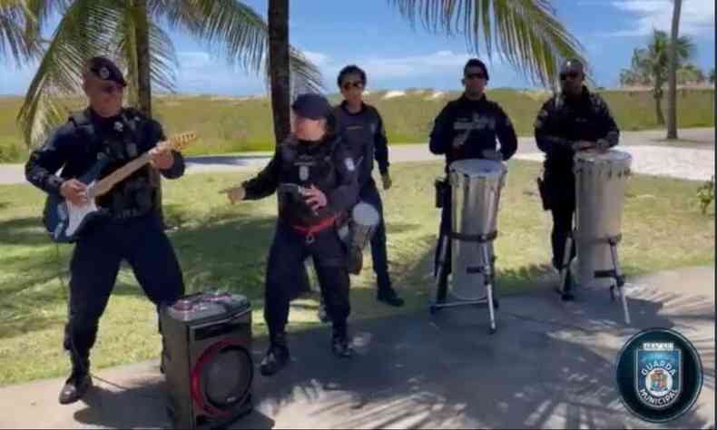 Frame do vdeo comercial da Prefeitura de Aracaju. H trs guardas masculinos tocando percusso e um tocando guitarra enquanto uma guarda feminina canta