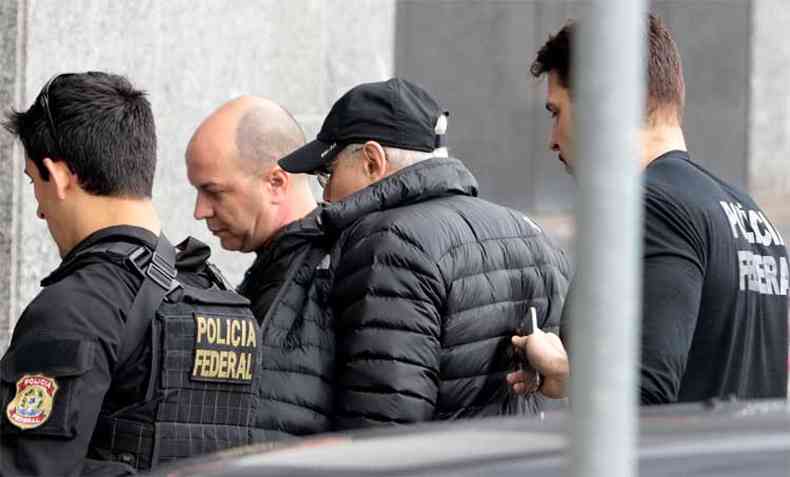 O ex-ministro Guido Mantega (de bon) sendo preso, nesta quinta-feira, por policiais federais