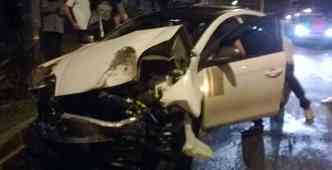 Carro ficou bastante danificado, mas o motorista no sofreu nenhum ferimento(foto: Rafael Arruda/EM/DA Press)