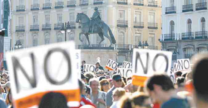 No aniversrio de dois anos do primeiro protesto na Espanha milhares de pessoas foram a Puerta del Sol, em Madri (foto: PAUL HANNA/REUTERS)