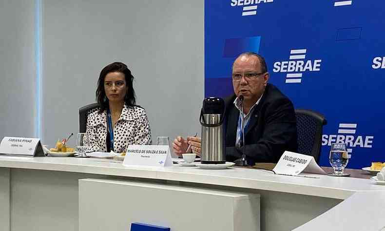 Marcelo de Souza e Silva, presidente do Conselho Deliberativo do Sebrae, fala ao microfone. Ao seu lado, est Fabiana Pinho.