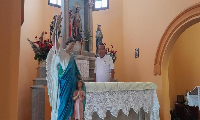 O padre Marcos Antnio Gomes e a professora Sandra Gabrich observam a imagem de Nossa Senhora do Perptuo Socorro