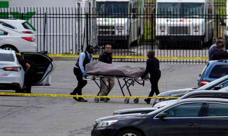 Segundo o relato de testemunhas, o homem desceu de um carro e comeou a atirar, atingindo vrias pessoas(foto: Jeff Dean/AFP)