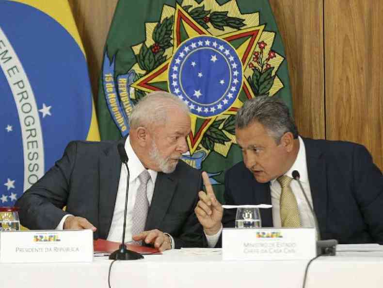 O presidente Luiz Incio Lula da Silva e o ministro da Casa Civil, Rui Costa, durante reunio