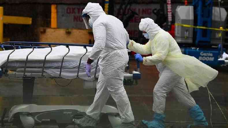 Equipe mdica transfere um corpo para um caminho refrigerado que serviu como necrotrio improvisado