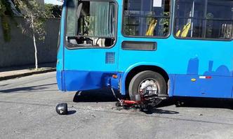 Moto envolvida  de baixa cilindrada e coletivo faz a linha 4110, que liga o Dom Cabral ao Belvedere(foto: Walter Freitas/Divulgao)