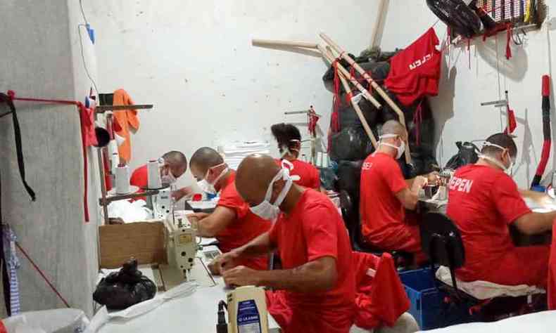 Detentos de Rio Pomba produzindo mscaras faciais para doao.(foto: TJMG/Divulgao)