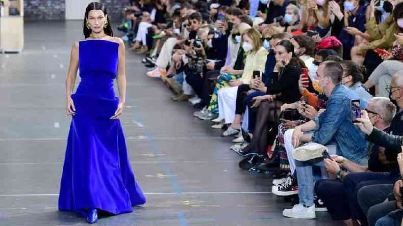 Bella Hadid na Paris Fashion Week 2021