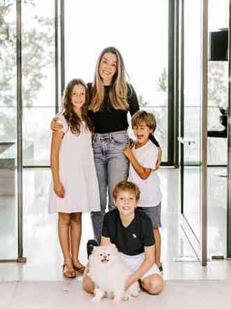 Mariana Lasmar (empresria), de 41 anos, Toms Lasmar, de 10, Olvia Lasmar, de 9, e Felipe Lasmar, de 5(foto: Brbara Dutra/Divulgao)