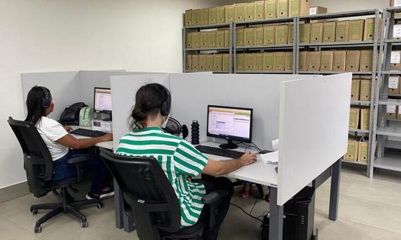 Foto mostra atendentes na frente de computadores do novo sistema
