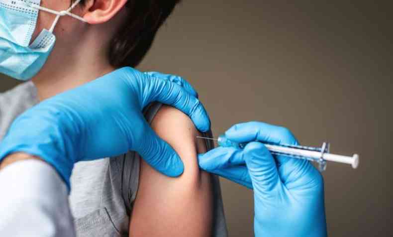 Foto mostra aplicao de vacina em brao de criana