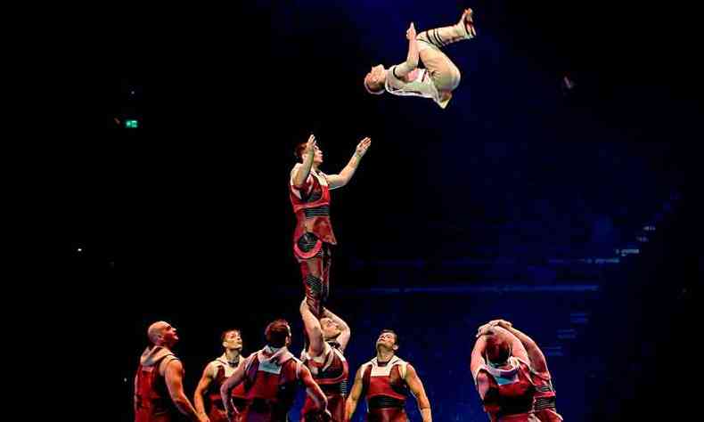 Artistas do Cirque du Soleil durante ensaio do espetculo Messi10, no ltimo dia 3, em Barcelona(foto: LLUIS GENE/AFP)