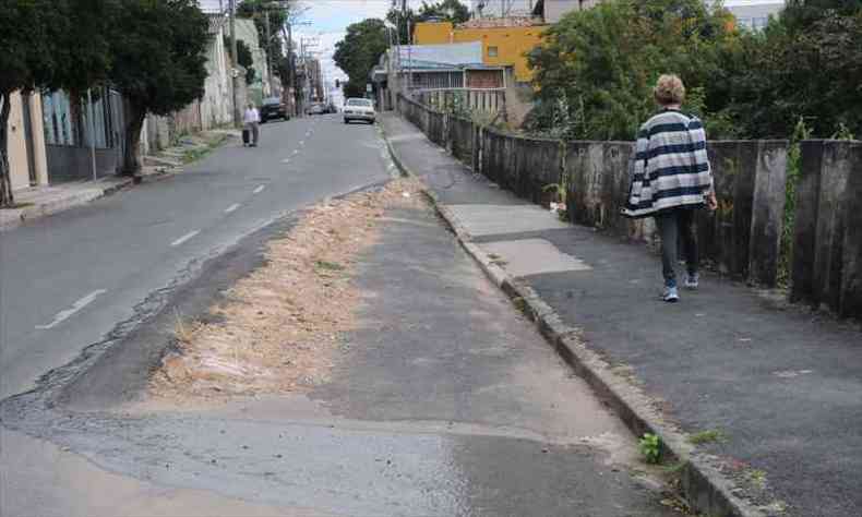 Buraco no asfalto da Rua Genoveva de Souza: moradores esperam que as obras de recuperao da via tenham incio em julho (foto: Paulo Filgueiras/EM/DA Press)