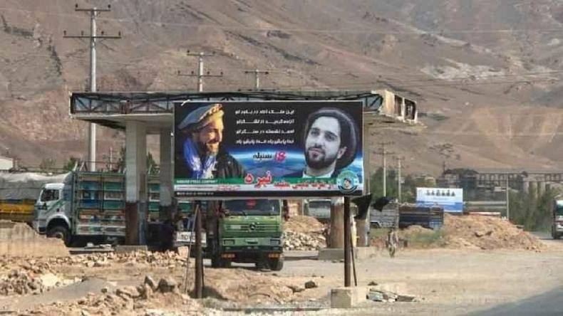 Outdoor no Vale do Panjshir mostra Ahmad Massoud e seu filho com o slogan: 'Gra�as ao seu ex�rcito voc� pode sonhar com um pa�s livre/Ahmad est� ao seu lado/que Deus o proteja'(foto: Getty Images)