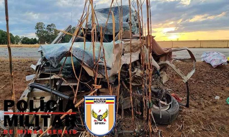 O Peugeot 307, onde estava o casal que faleceu, ficou inteiramente destrudo