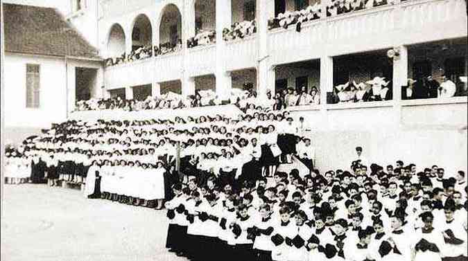 Na fase áurea, coral do Seminário São José se apresentou em festividade no pátio do colégio