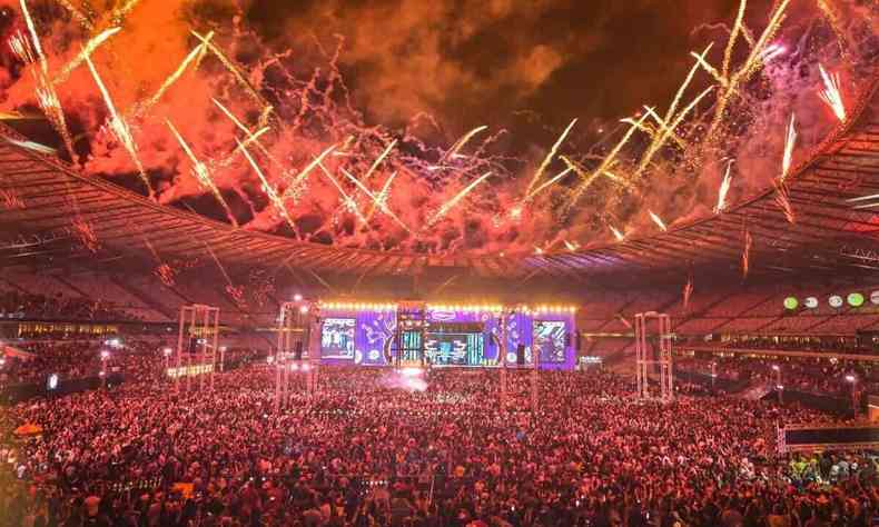 Evento no estdio Mineiro com plateia lotada e fogos de artifcios