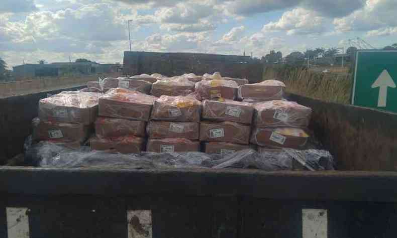 A carne de frango desviada em Uberlndia estava em 70 caixas de 20kg(foto: Divulgao/PMMG)
