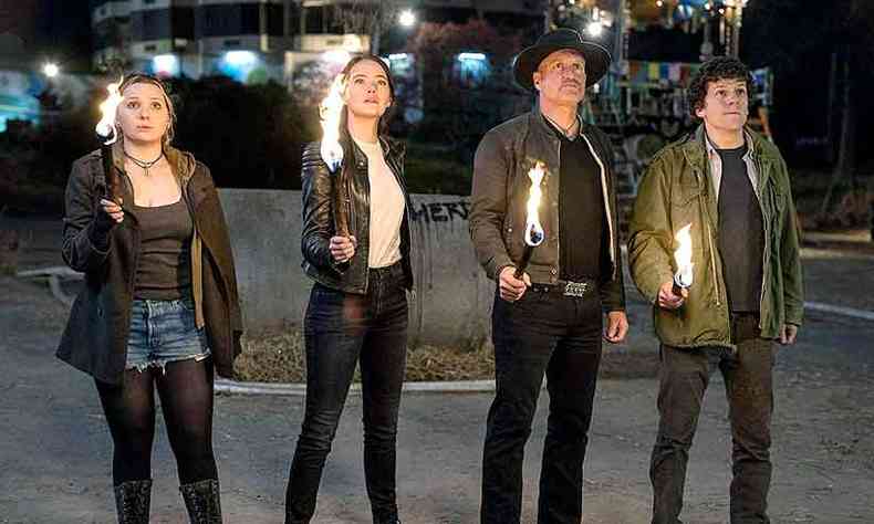 Abigail Breslin, Emma Stone, Woody Harrelson e Jesse Eisenberg protagonizam 'Zumbilndia - Atire duas vezes'(foto: Sony Pictures/divulgao)