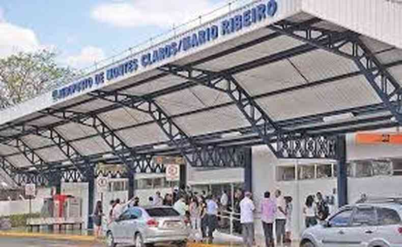 Antigo terminal de passageiros do aeroporto de Montes Claros que foi jogado no cho. O terminal existia desde o inicio dos anos 1960. foto: (foto: Fbio Oliva/divulgao)