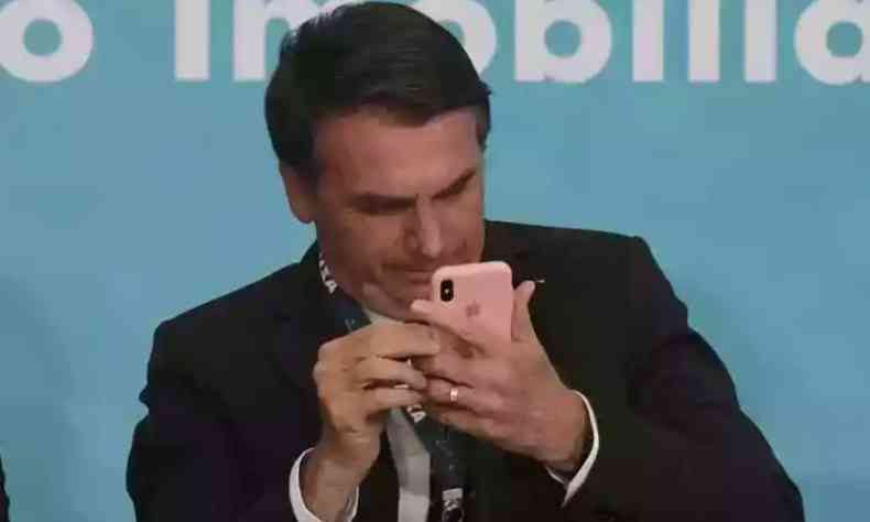 Bolsonaro comentou o pedido encaminhado  PGR e disse que 'jamais' entregar o aparelho para verificao da Justia(foto: Ed Alves/CB/D.A Press)