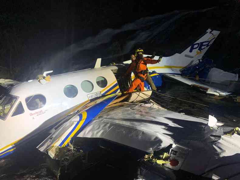 bombeiros em avio cado na gua