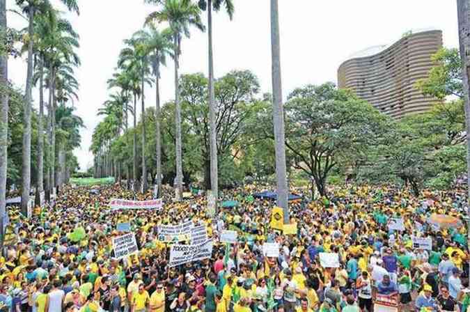 De forma pacfica, a Praa da Liberdade foi tomada pelos manifestantes vestidos principalmente de verde e amarelo. Depois eles saram em passeata at a Praa da Estao (foto: Gladyston Rodrigues/EM/D.A Press)