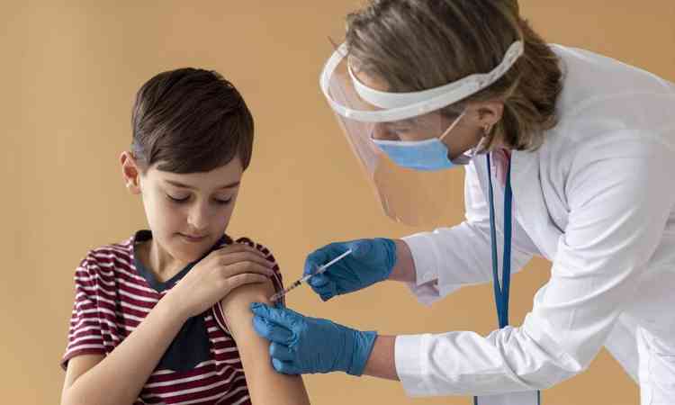 Close menino tomando vacina