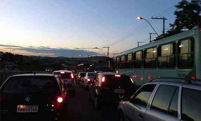 Grande congestionamento se formou na pista no sentido Centro/Bairro(foto: Benny Cohen/EM/D.A.Press)