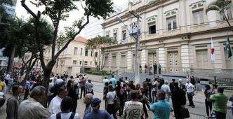 Energia el�trica do pr�dio foi cortada e cerca de 80 policiais o cercaram(foto: REPRODU��O/TV ALTEROSA)