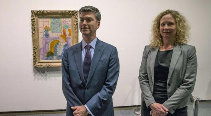 Tone Hansen (direita), diretora da galeria de arte Henie Onstad, e Christopher A Marinello, membro da fam�lia Rosenberg, posam com quadro de Matisse roubado durante a 2� Guerra Mundial(foto: AFP PHOTO / NTB SCANPIX / TERJE BENDIKSBY / NORWAY OUT)