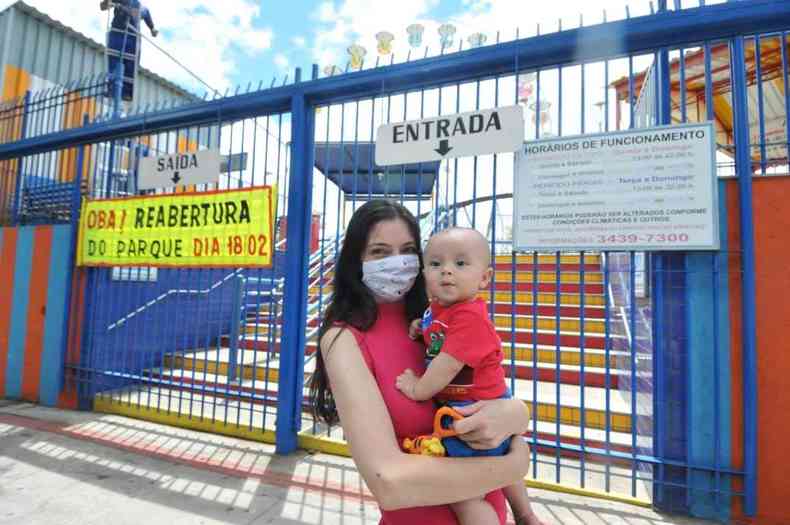 A neuropsicopedagoga Rbia Beatriz Rodrigues aproveitou para dar uma volta com filho pela orla da lagoa(foto: Gladyston Rodrigues/EM/D.A Press)