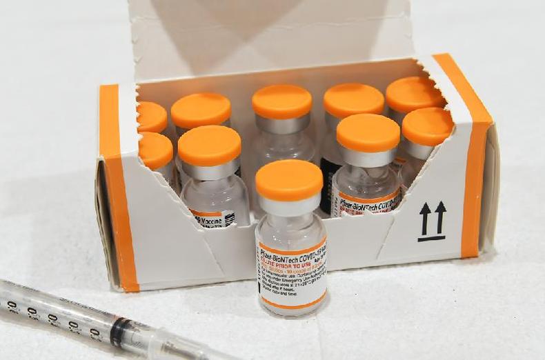 Nesta quinta-feira, o Ministério da Saúde começou a distribuir doses da vacina pediátrica Comirnaty, da Pfizer, para crianças com comorbidades entre 6 meses e 3 anos(foto: Agência Brasil) Estados pedem imunizantes contra COVID-19 para bebês sem comorbidade